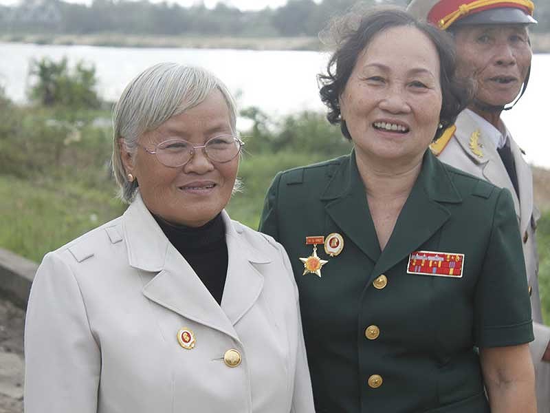 mat thu viet tren canh tay co gai