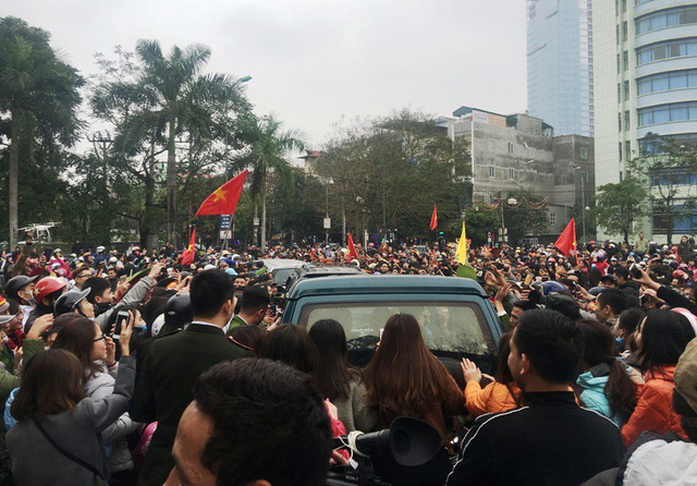 thu mon bui tien dung ngay truoc di da giai ve van len nuong len ray