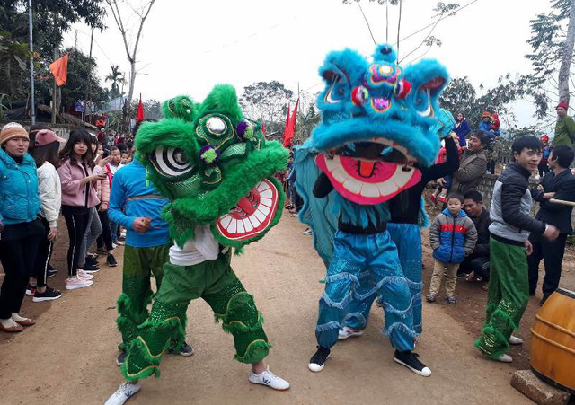 thu mon bui tien dung ngay truoc di da giai ve van len nuong len ray