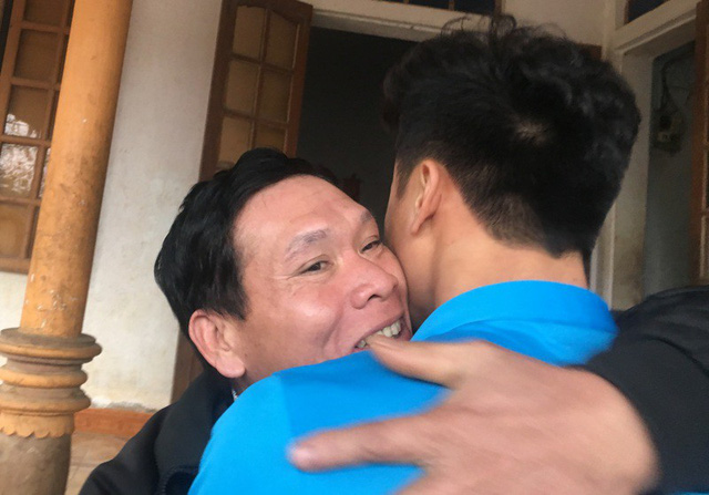 thu mon bui tien dung ngay truoc di da giai ve van len nuong len ray