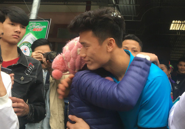 thu mon bui tien dung ngay truoc di da giai ve van len nuong len ray