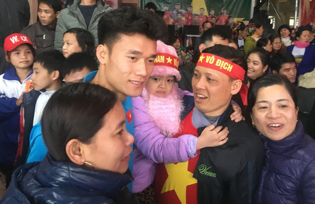 thu mon bui tien dung ngay truoc di da giai ve van len nuong len ray