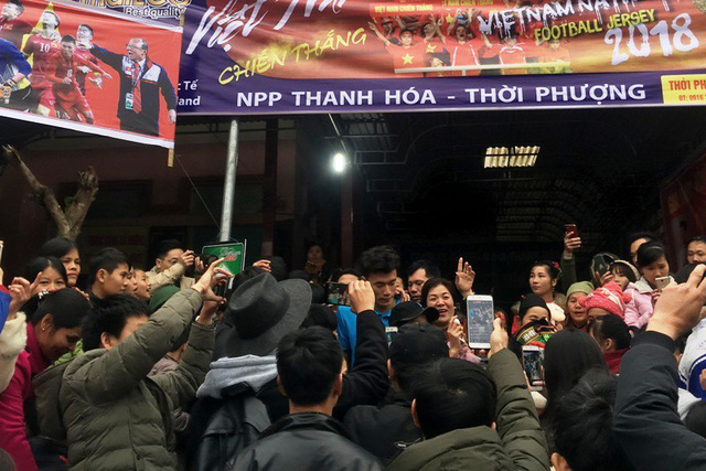 thu mon bui tien dung ngay truoc di da giai ve van len nuong len ray