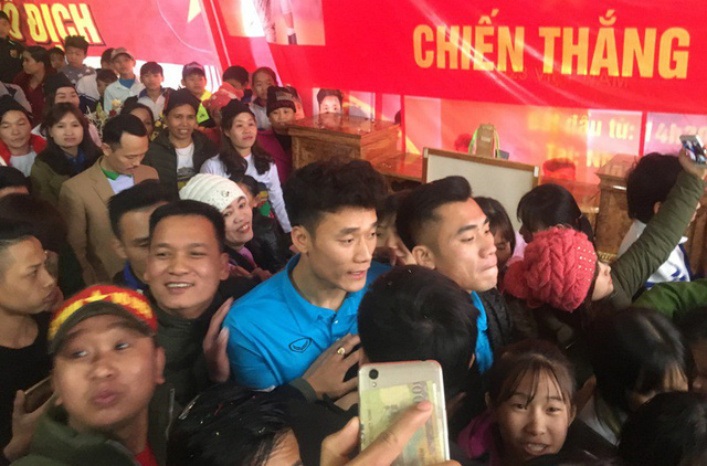 thu mon bui tien dung ngay truoc di da giai ve van len nuong len ray