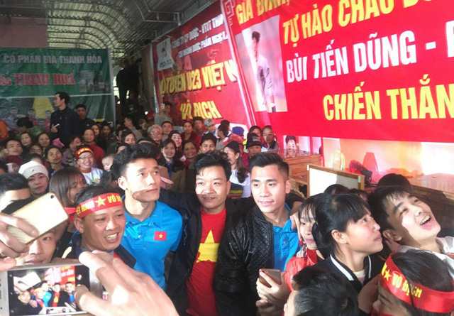 thu mon bui tien dung ngay truoc di da giai ve van len nuong len ray