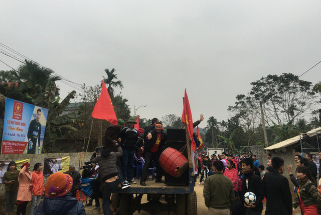 thu mon bui tien dung ngay truoc di da giai ve van len nuong len ray