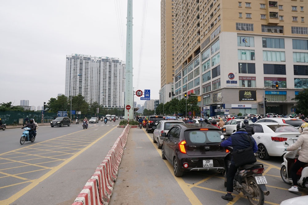 nguoi dan tiep tuc di nguoc chieu khien giao thong hon loan trong nhung ngay dau nam