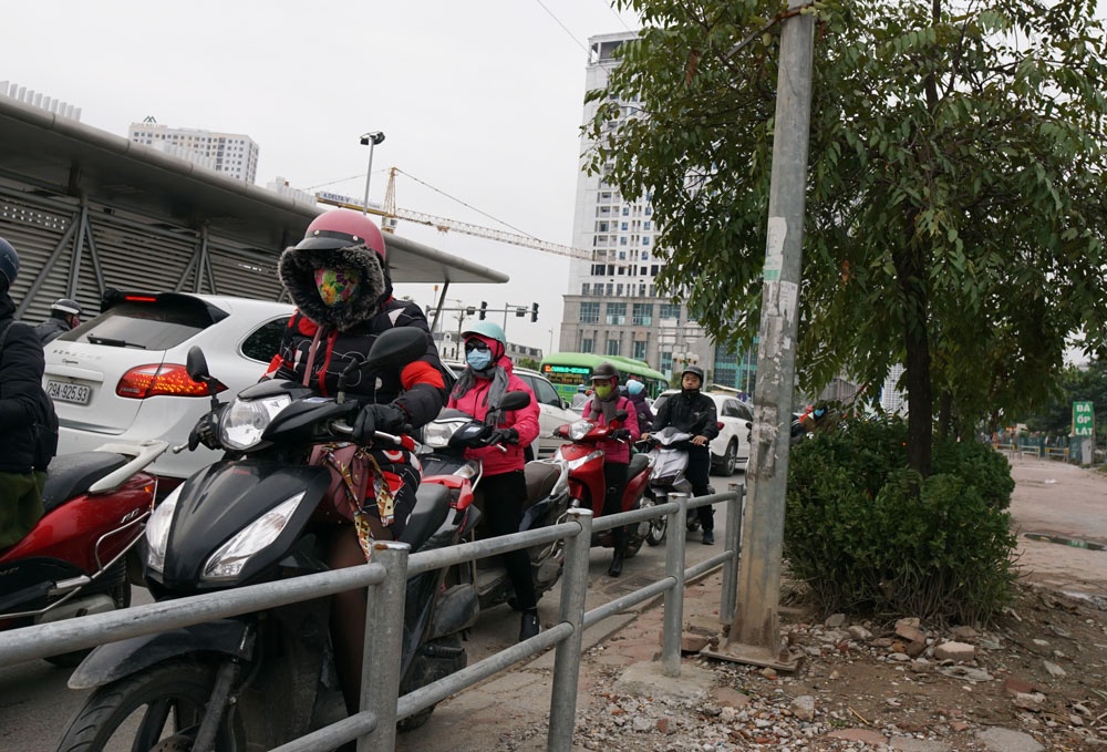 nguoi dan tiep tuc di nguoc chieu khien giao thong hon loan trong nhung ngay dau nam
