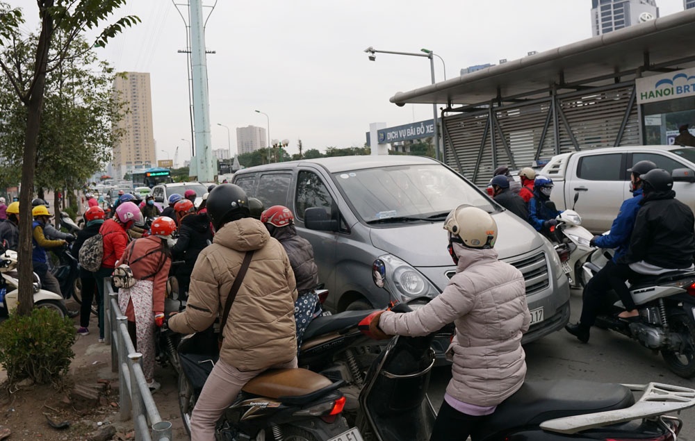 nguoi dan tiep tuc di nguoc chieu khien giao thong hon loan trong nhung ngay dau nam