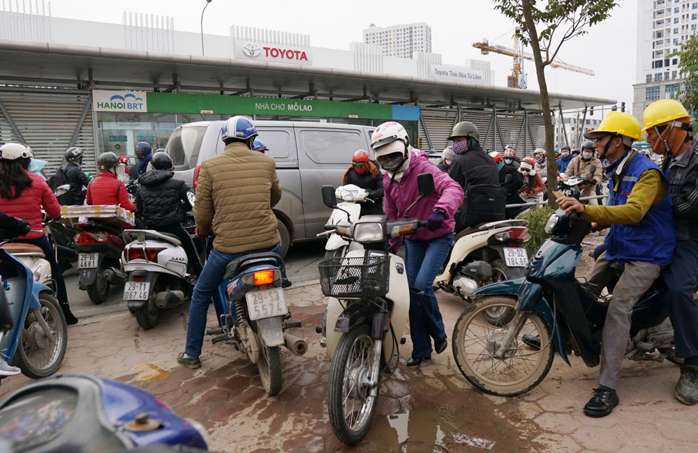 nguoi dan tiep tuc di nguoc chieu khien giao thong hon loan trong nhung ngay dau nam