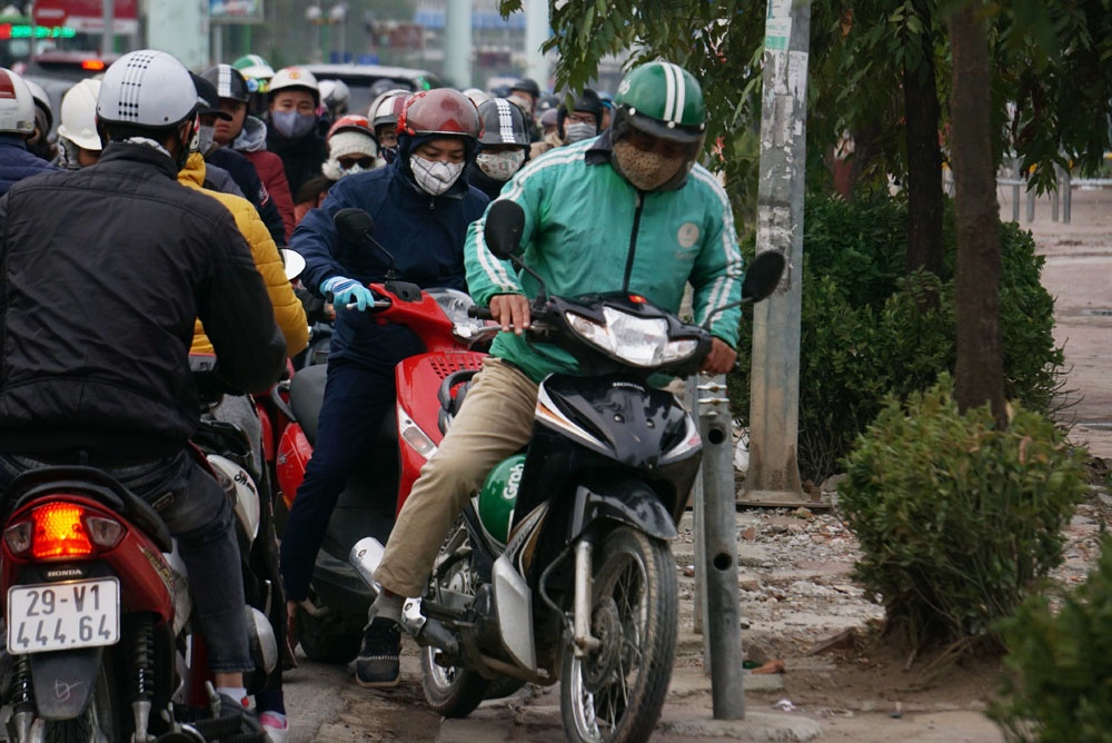 nguoi dan tiep tuc di nguoc chieu khien giao thong hon loan trong nhung ngay dau nam