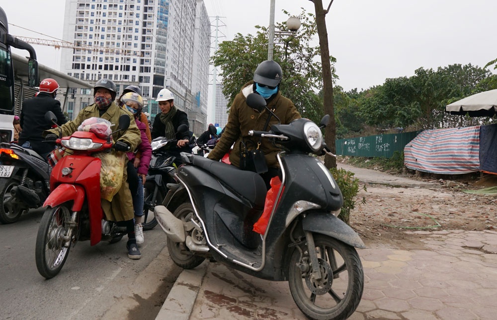 nguoi dan tiep tuc di nguoc chieu khien giao thong hon loan trong nhung ngay dau nam