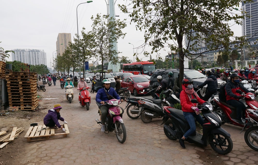 nguoi dan tiep tuc di nguoc chieu khien giao thong hon loan trong nhung ngay dau nam