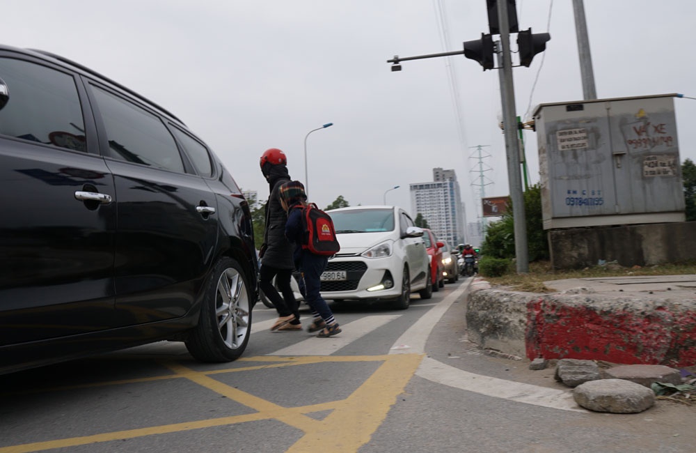 nguoi dan tiep tuc di nguoc chieu khien giao thong hon loan trong nhung ngay dau nam