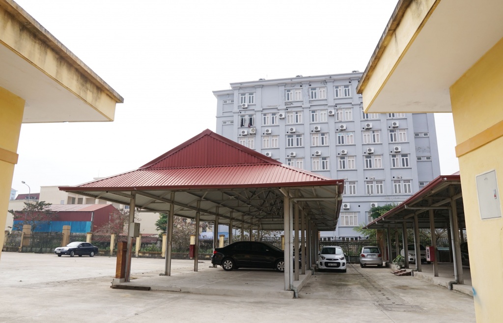 Khu chợ tiền tỉ ở Nam Định bị bỏ hoang, người dân nuôi chó để trông xe cho dong mac nam dinh tri gia tien ti bo hoang nuoi cho de trong xe