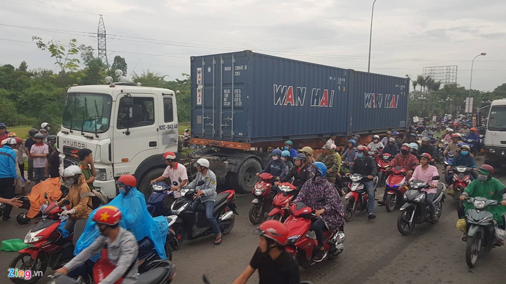 vu container gay tai nan o ben luc xe may sap co noi tranh hung than