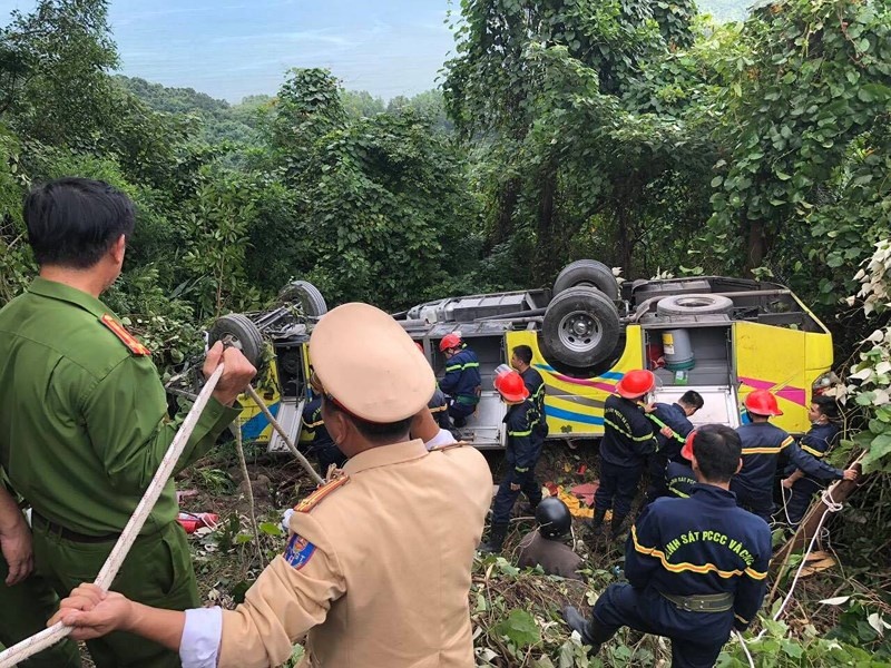 can canh hien truong vu xe khach roi xuong deo hai van