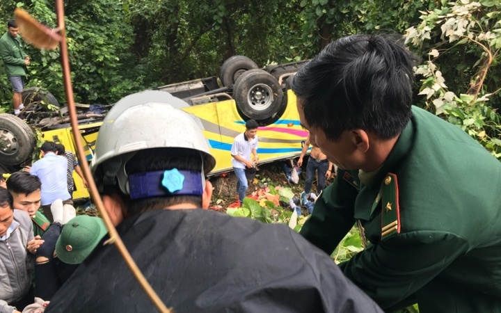 can canh hien truong vu xe khach roi xuong deo hai van