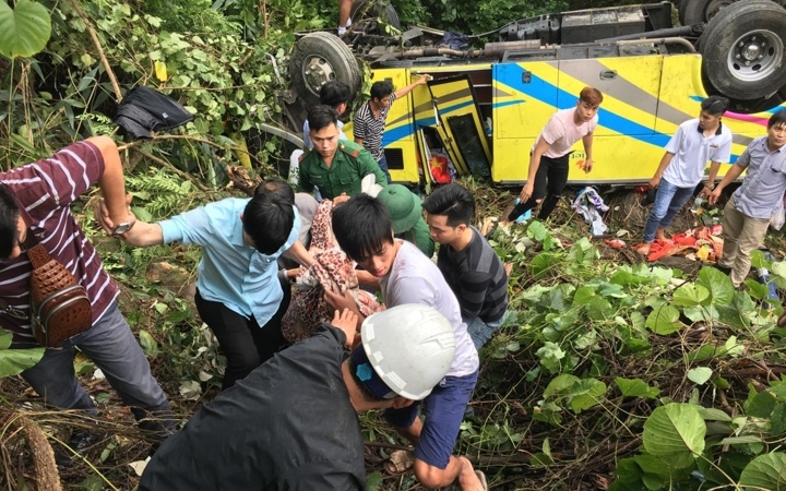 can canh hien truong vu xe khach roi xuong deo hai van