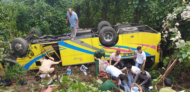 can canh hien truong vu xe khach roi xuong deo hai van