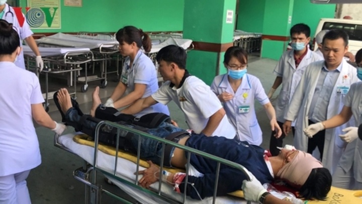 can canh hien truong vu xe khach roi xuong deo hai van