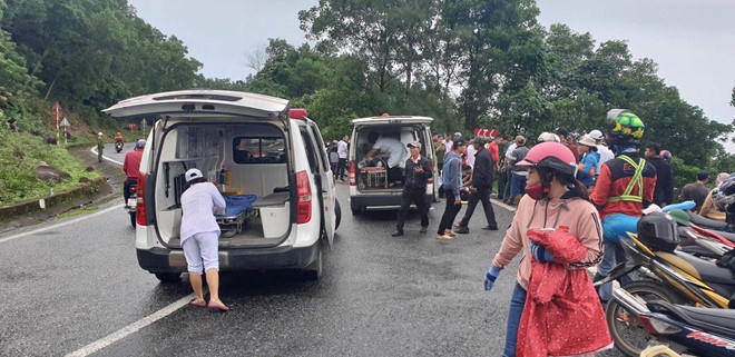 can canh hien truong vu xe khach roi xuong deo hai van