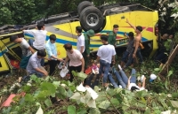 xe khach roi tren deo hai van 23 nguoi bi nan