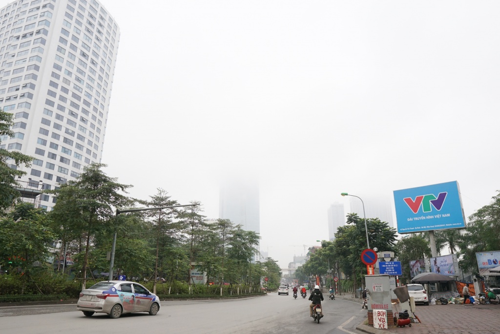Hà Nội chìm trong sương mù giữa trưa, nhiều tòa nhà 'mất nóc' ha noi chim trong suong mu giua trua nhieu toa nha mat noc