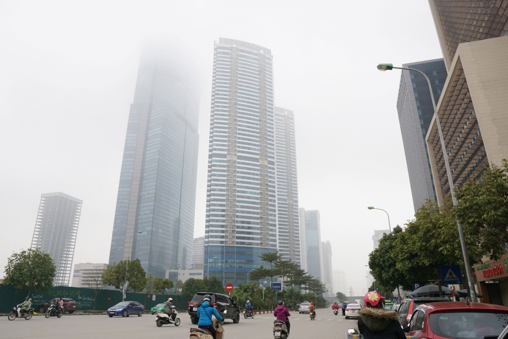 Hà Nội chìm trong sương mù giữa trưa, nhiều tòa nhà 'mất nóc' ha noi chim trong suong mu giua trua nhieu toa nha mat noc