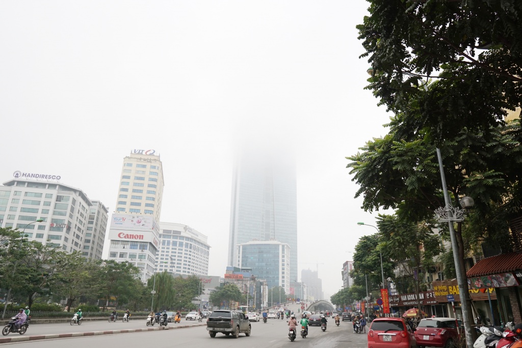 Hà Nội chìm trong sương mù giữa trưa, nhiều tòa nhà 'mất nóc' ha noi chim trong suong mu giua trua nhieu toa nha mat noc