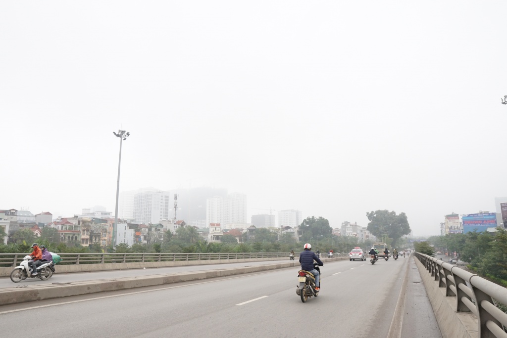 Hà Nội chìm trong sương mù giữa trưa, nhiều tòa nhà 'mất nóc' ha noi chim trong suong mu giua trua nhieu toa nha mat noc