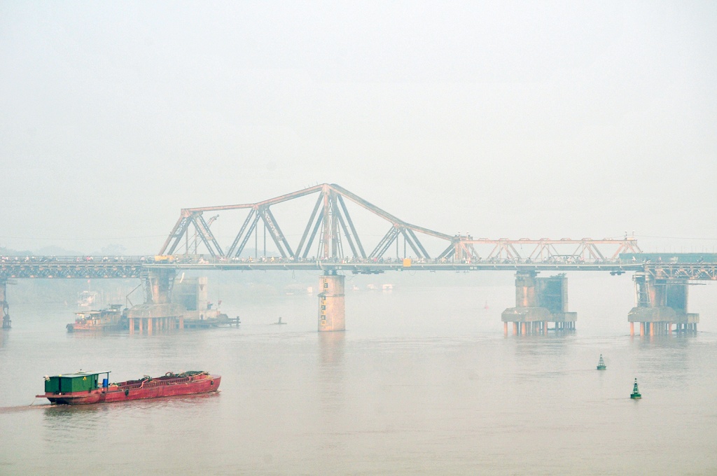 Hà Nội chìm trong sương mù giữa trưa, nhiều tòa nhà 'mất nóc' ha noi chim trong suong mu giua trua nhieu toa nha mat noc