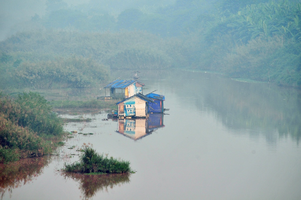 Hà Nội chìm trong sương mù giữa trưa, nhiều tòa nhà 'mất nóc' ha noi chim trong suong mu giua trua nhieu toa nha mat noc