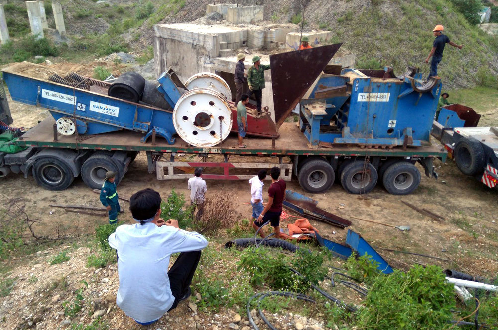 ac mong cua tai xe container dung den do cung tranh thu ngu bu
