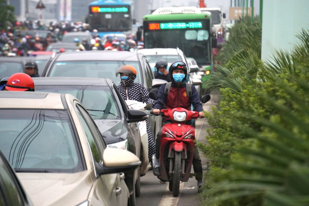Ai xử lí được cả ngàn phương tiện lấn làn buýt nhanh BRT mỗi ngày? ai xu li duoc ca ngan phuong tien lan lan buyt nhanh brt moi ngay
