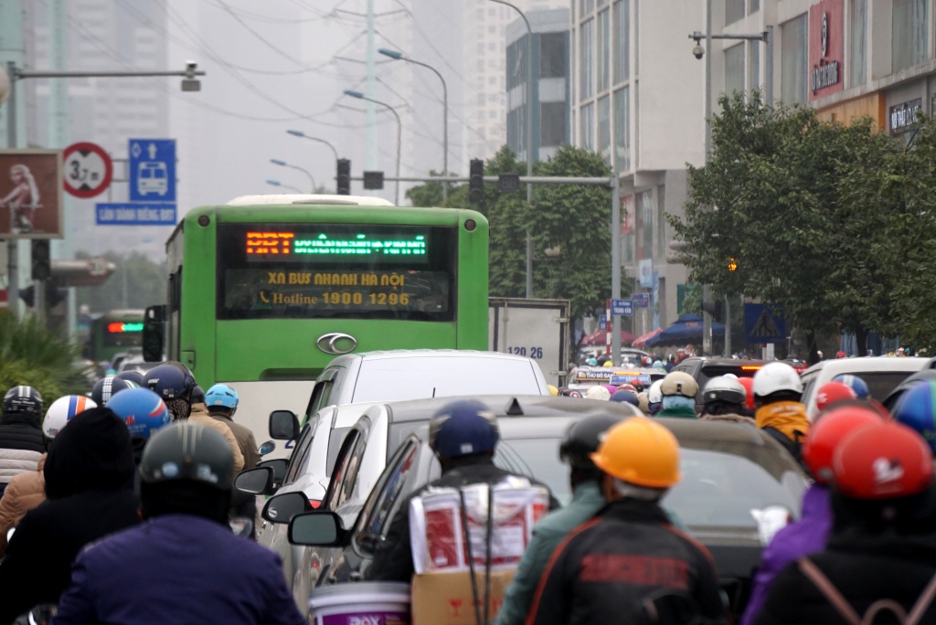 Ai xử lí được cả ngàn phương tiện lấn làn buýt nhanh BRT mỗi ngày? ai xu li duoc ca ngan phuong tien lan lan buyt nhanh brt moi ngay
