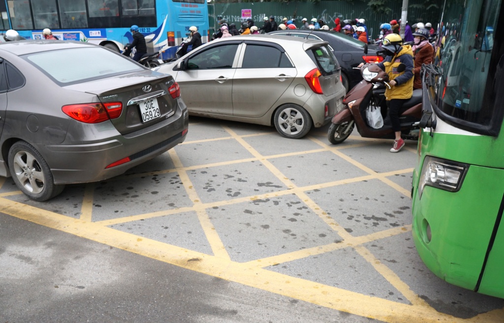 Ai xử lí được cả ngàn phương tiện lấn làn buýt nhanh BRT mỗi ngày? ai xu li duoc ca ngan phuong tien lan lan buyt nhanh brt moi ngay