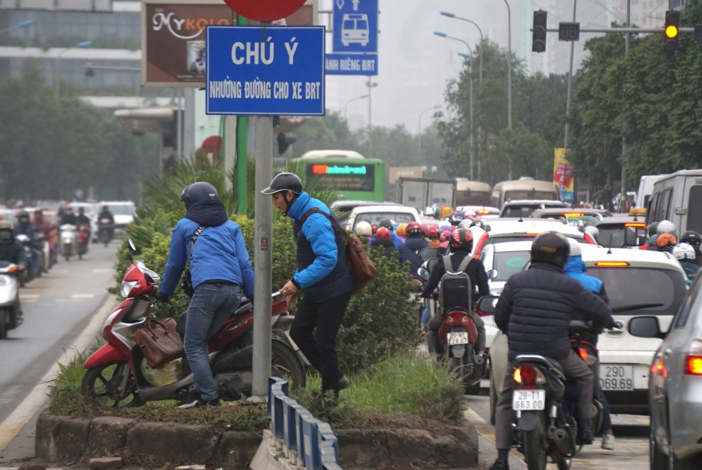 Ai xử lí được cả ngàn phương tiện lấn làn buýt nhanh BRT mỗi ngày? ai xu li duoc ca ngan phuong tien lan lan buyt nhanh brt moi ngay