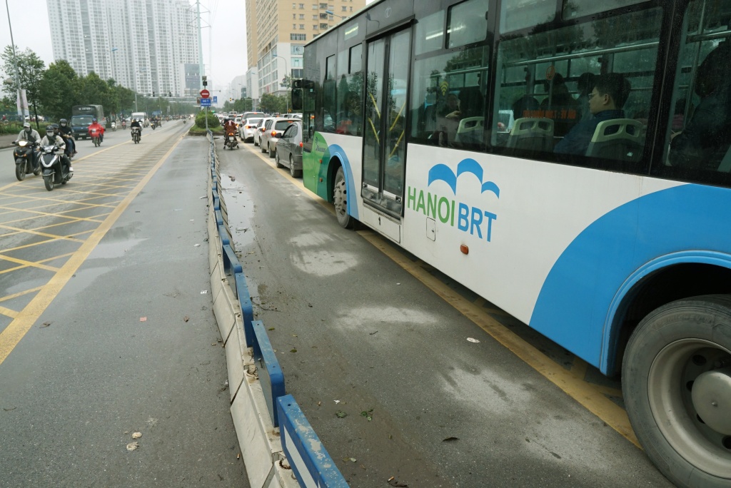 Ai xử lí được cả ngàn phương tiện lấn làn buýt nhanh BRT mỗi ngày? ai xu li duoc ca ngan phuong tien lan lan buyt nhanh brt moi ngay