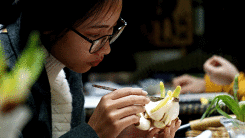 Ngồi hàng giờ đồng hồ gọt củ thủy tiên chơi Tết Nguyên đán