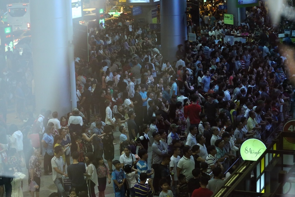 san bay tan son nhat chat cung vi 10 nguoi don 1 ve que an tet