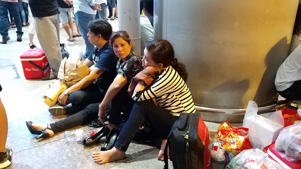 san bay tan son nhat chat cung vi 10 nguoi don 1 ve que an tet