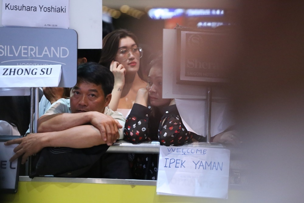 san bay tan son nhat chat cung vi 10 nguoi don 1 ve que an tet