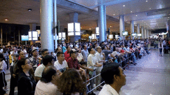 Sân bay Tân Sơn Nhất chật cứng vì '10 người đón 1' về quê ăn Tết