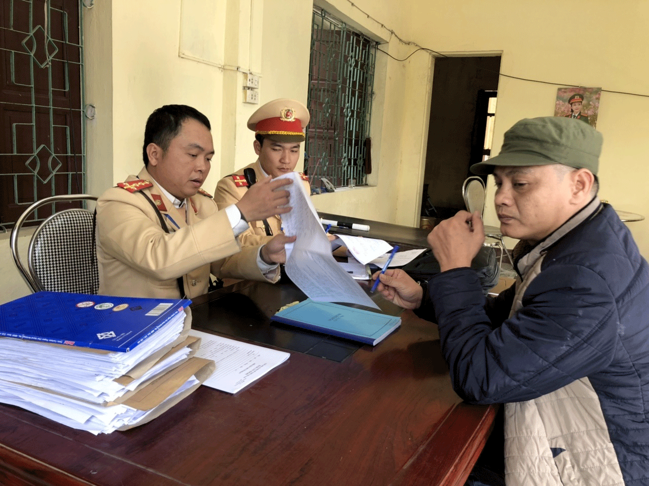hanh khach hoang hon khi csgt phat hien lai xe giuong nam con phe ma tuy