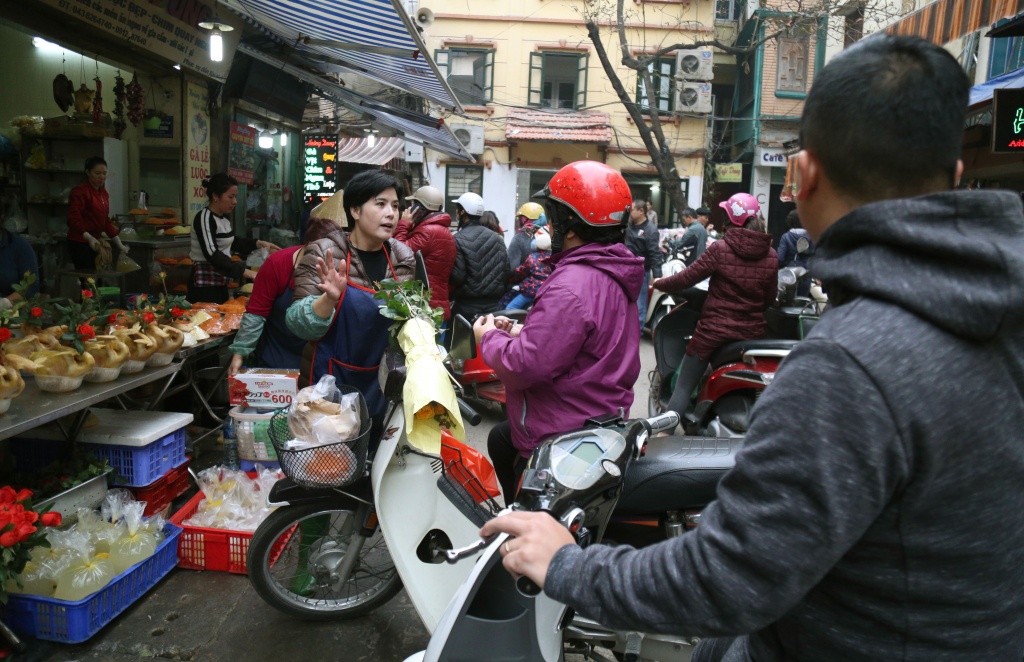 nguoi ha noi mua ga ngam bong hong cung ong cong ong tao som