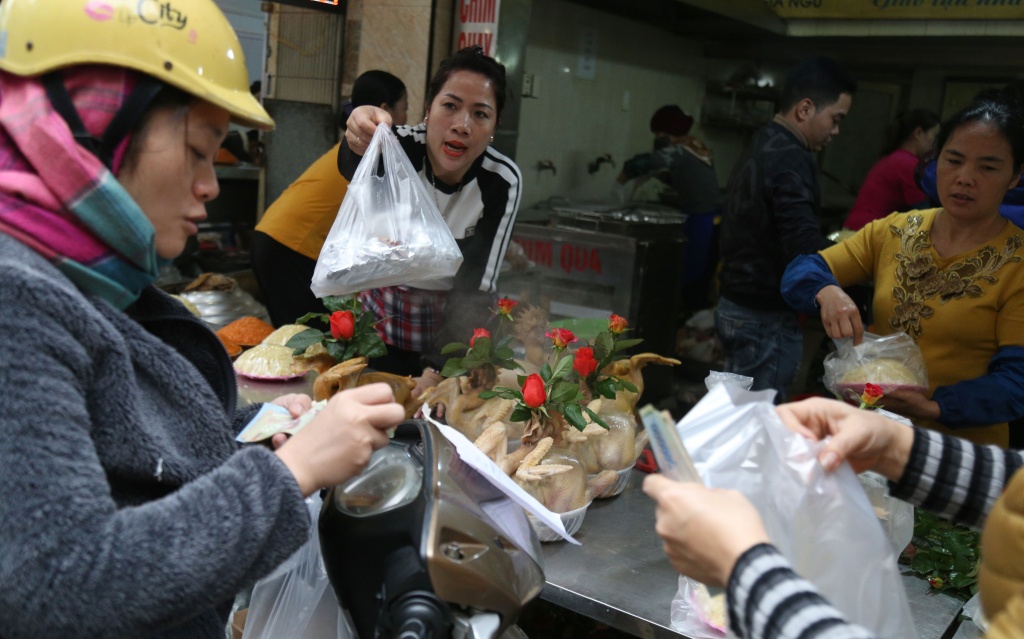 nguoi ha noi mua ga ngam bong hong cung ong cong ong tao som
