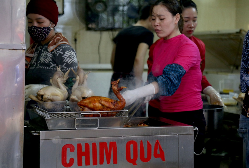 nguoi ha noi mua ga ngam bong hong cung ong cong ong tao som