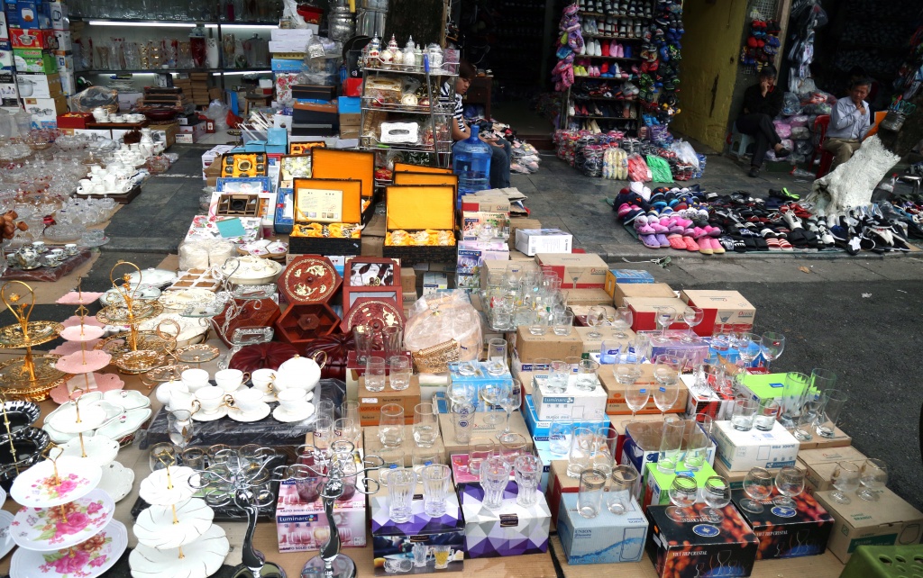 hang tet chiem het via he ha noi duoi nguoi di bo xuong long duong