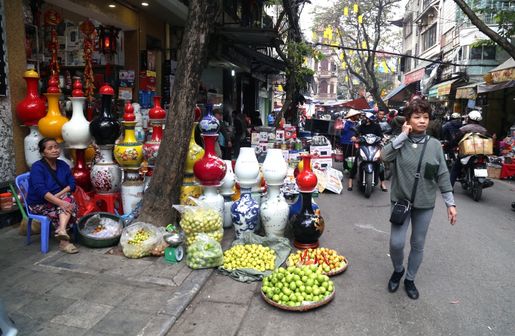 hang tet chiem het via he ha noi duoi nguoi di bo xuong long duong